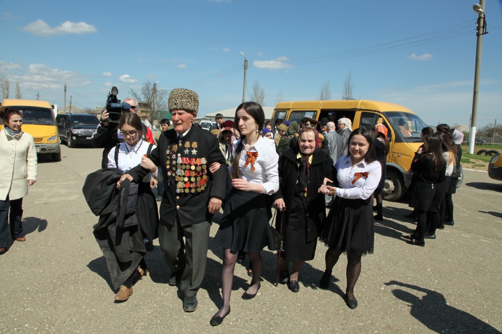 спасая